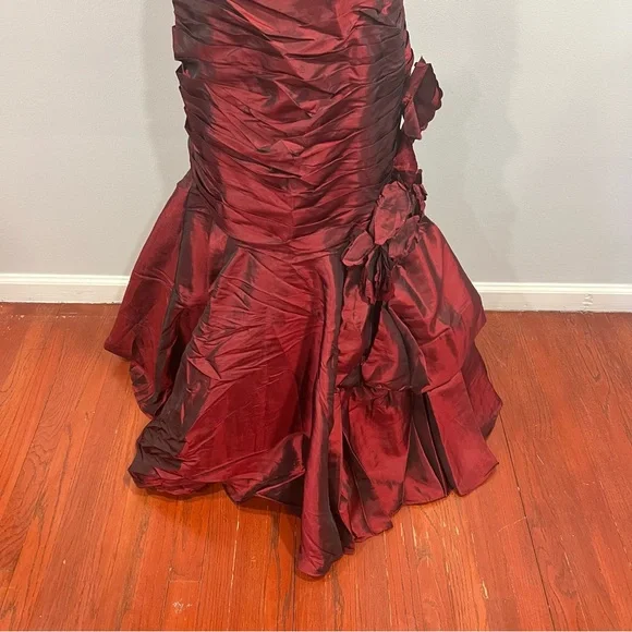 Camilla La Vie Burgundy Taffeta Strapless Pleated Mermaid Evening Gown - Reemoly